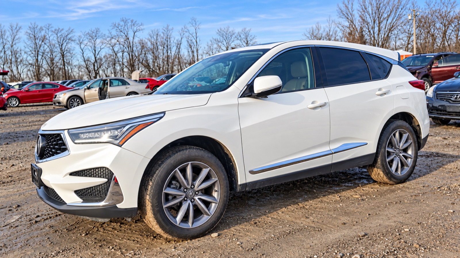 Біла Acura RDX у розборі, вигляд збоку спереду